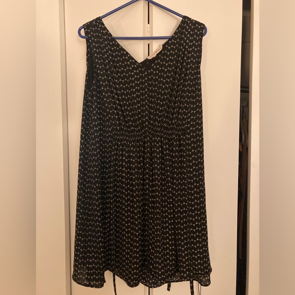 V-neck pattern dress - Picture 2 of 3